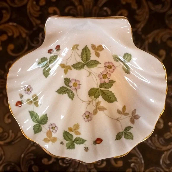 Wedgwood Wild Strawberry Shell Dish with Box | Vintage Bone China Trinket Dish - Picture 3 of 16